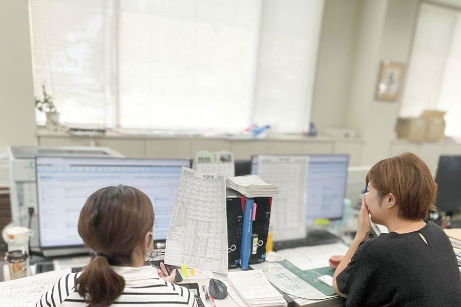 デスク作業の様子